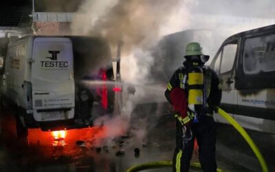 Mehrere Kleintransporter brennen
